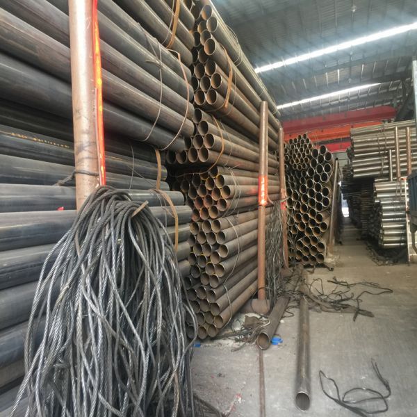 焊接鋼管斜軋穿孔過程中實(shí)心管坯是如何穿成空心毛管的？